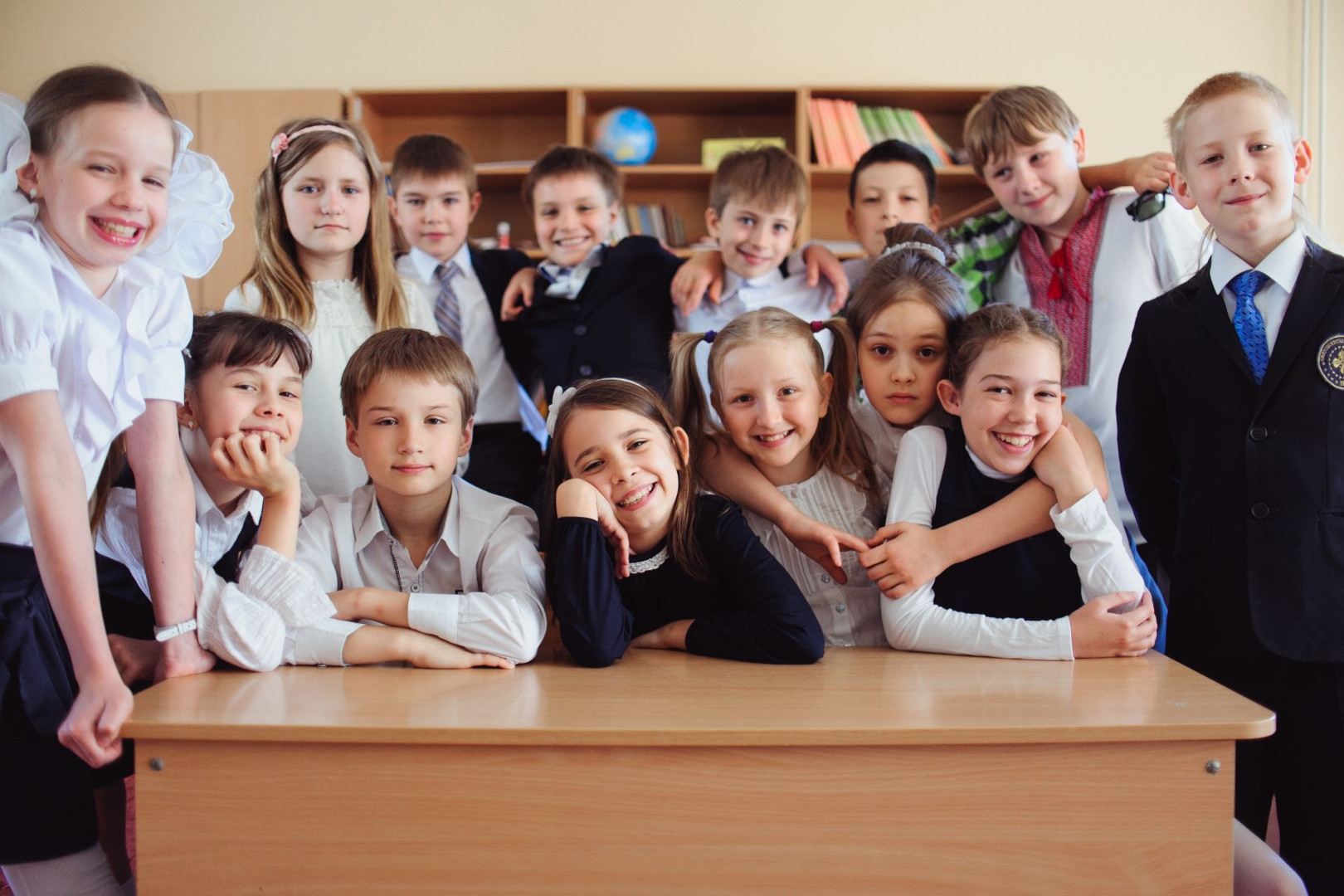 Кла сс. Дети в классе. Школьники в классе. Класс с учениками. Фотосессия школьников.